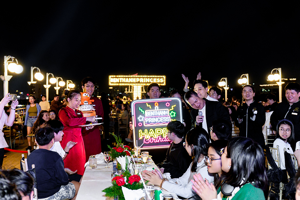 Benthanh Princess dining cruise